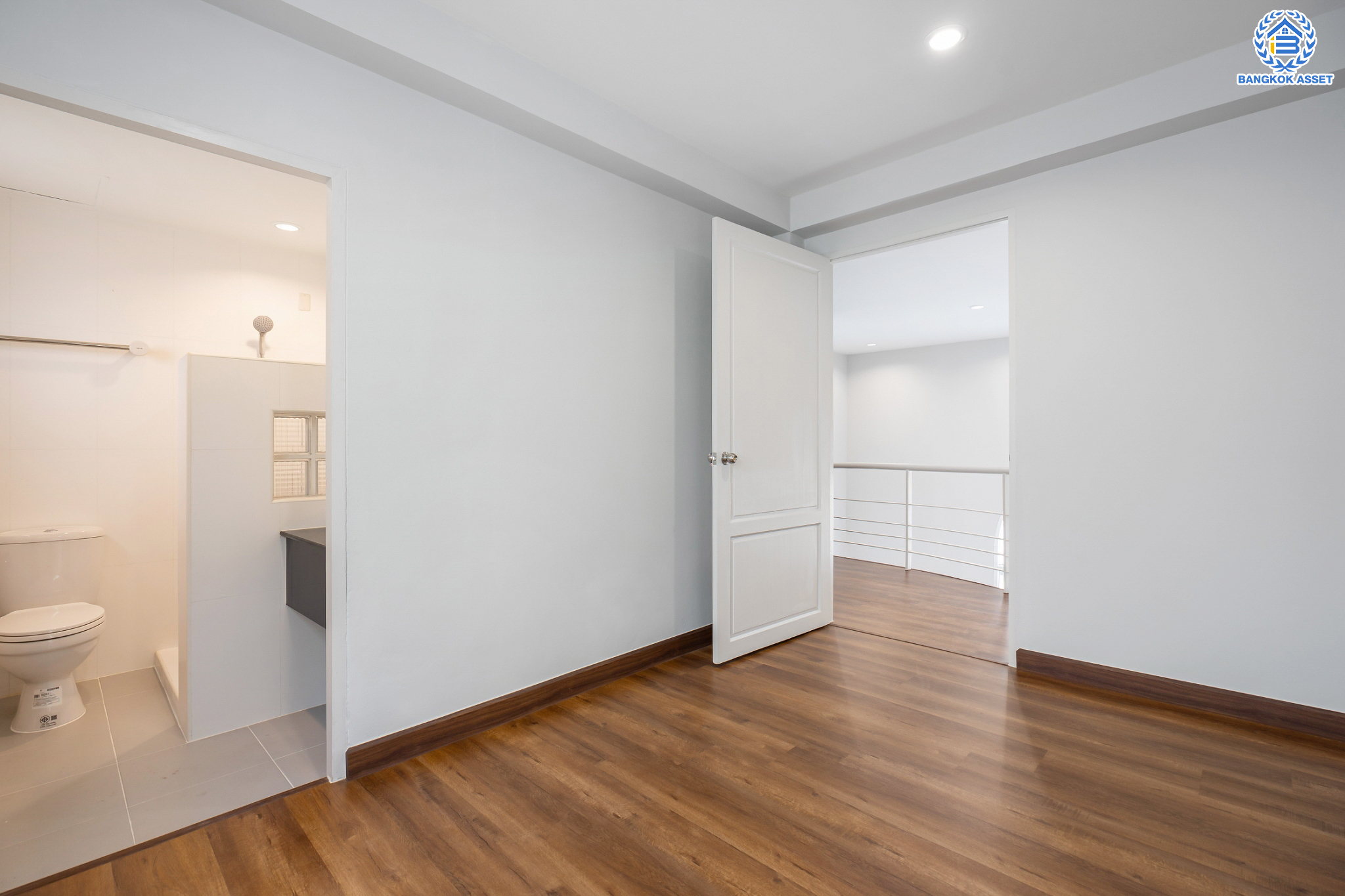 บ้านมือสองตกแต่งใหม่ ม.เดอะพาร์ค ลาดพร้าววังหิน78 ทาวน์โฮม 3 ชั้นครึ่ง เนื้อที่ 16 ตร.ว. ฟังก์ชันจัดเต็ม 3 ห้องนอน (มีห้องน้ำในตัวทุกห้อง) 4 ห้องน้ำ จอดรถได้1 คัน บนทำเลเชื่อมต่อหลายเส้นทาง ใกล้เซ็นทรัลลาดพร้าว เมเจอร์รัชโยธิน ม.ราชภัฏจันทรเกษม ทางด่วน "ฉลองรัช" และรถไฟฟ้าสายสีเขียว "สถานีเสนานิคม"